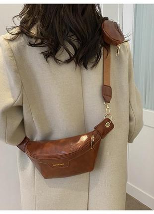 Бананка женская коричневая с ключницей