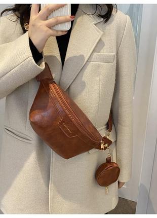 Бананка женская коричневая с ключницей