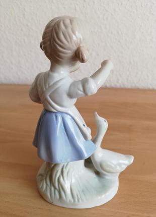 Статуетка порцелянова "дівчинка годує гусей"2 фото