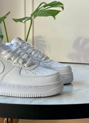 Жіночі кросівки білі nike air force 1 lucky charms7 фото