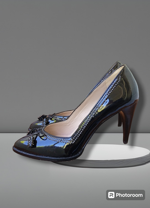 Женские классические туфли лодочки на высоком каблуке из черной лакированной кожи с ортопедической дышащей стелькой в новом состоянии размера 38