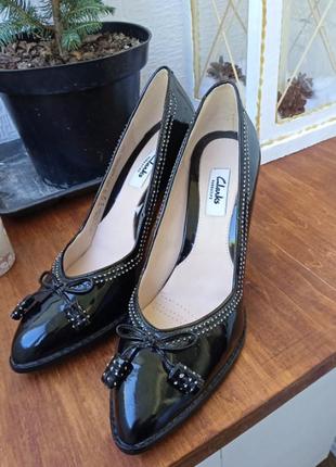 Женские классические туфли лодочки на высоком каблуке из черной лакированной кожи с ортопедической дышащей стелькой в новом состоянии размера 382 фото