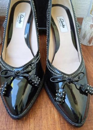 Жіночі класичні туфлі човники на високих підборах з чорної лакованої шкіри з ортопедичної дихаючою устілкою в новому стані розміру 383 фото