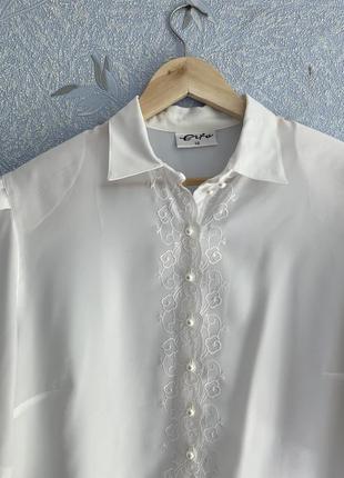 Белоснежная летняя винтажная блуза с вышивкой на короткий рукав3 фото