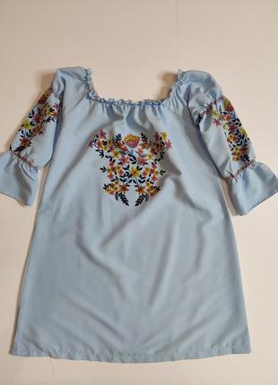 Летнее платье с цветочным узором в узор