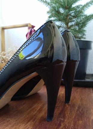 Женские классические туфли лодочки на высоком каблуке из черной лакированной кожи с ортопедической дышащей стелькой в новом состоянии размера 386 фото
