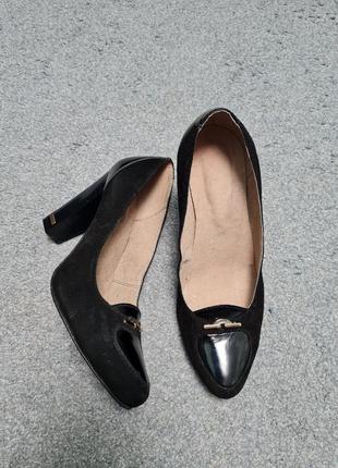 Чорні туфлі замшеві на каблуках3 фото