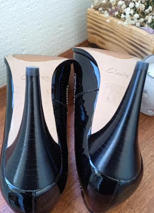 Женские классические туфли лодочки на высоком каблуке из черной лакированной кожи с ортопедической дышащей стелькой в новом состоянии размера 388 фото