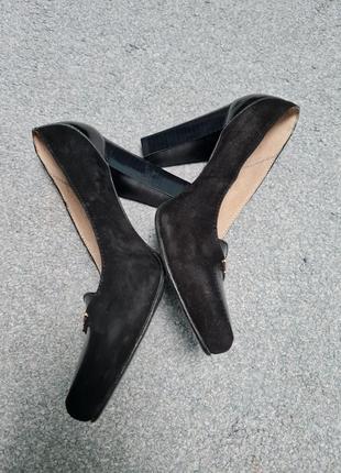 Черные туфли замшевые на каблуках6 фото