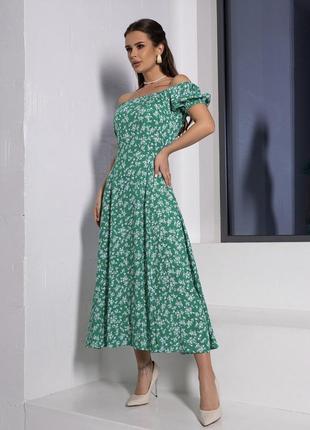 Зеленое цветочное платье с открытыми плечами2 фото