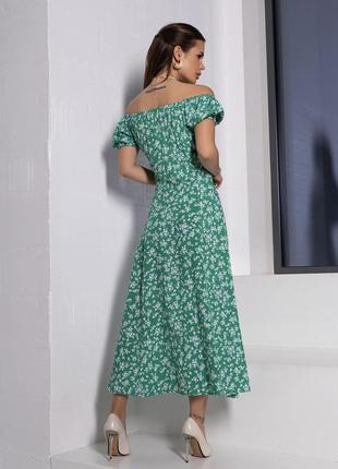 Зеленое цветочное платье с открытыми плечами3 фото