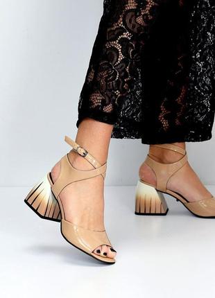 Стильные женские босоножки на устойчивом каблуке