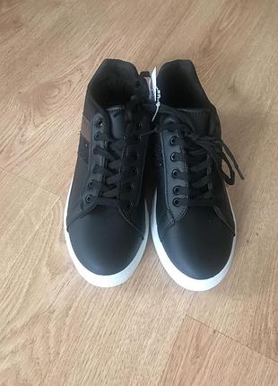 Чёрные женские кроссовки на шнурках claudia ghizzani / женские кроссовки 39 размер