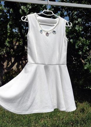Красивое короткое белое платье