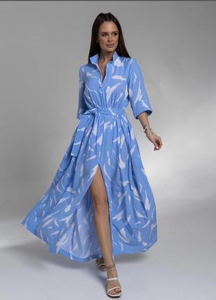 Длинное голубое платье с принтом и разрезом