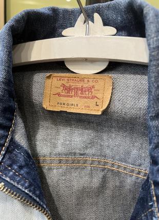 Стильная джинсовая куртка levi’s l с нюансом3 фото