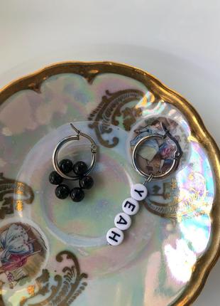 Серьги конго кольца серебряного цвета асимметричные с подвесками бусинами-буквами черно-белые2 фото