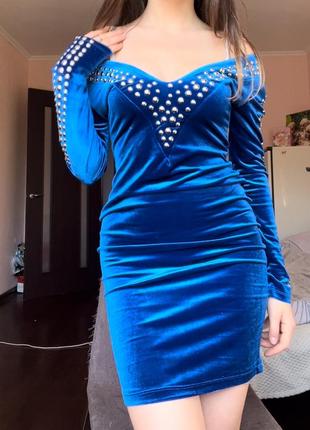 Вечірнє бархатне плаття, синього кольору