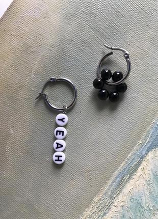 Серьги конго кольца серебряного цвета асимметричные с подвесками бусинами-буквами черно-белые3 фото