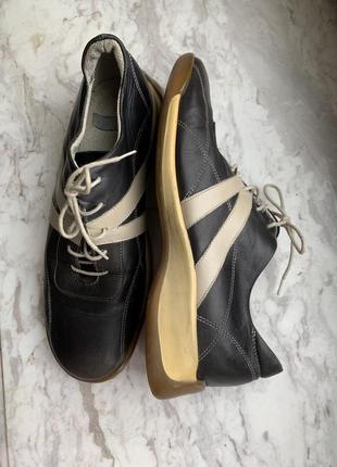 Фирменные кроссовки из натуральной кожи (размер 39.5-40)1 фото