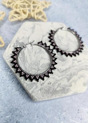 Серьги кольца лавандово черные из бисера ручной работы3 фото