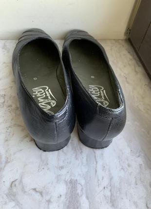 Базовые кожаные  туфли-балетки на каблуке (размер 39.5)4 фото