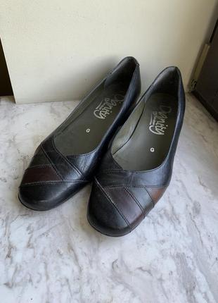 Базовые кожаные  туфли-балетки на каблуке (размер 39.5)2 фото