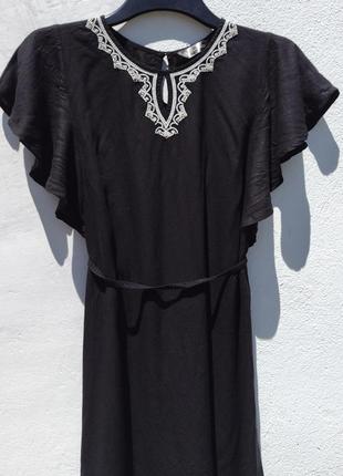 Чёрное милое платье с вышивкой и поясом accessorize3 фото