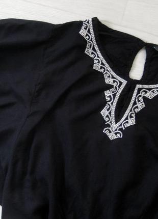 Чёрное милое платье с вышивкой и поясом accessorize6 фото