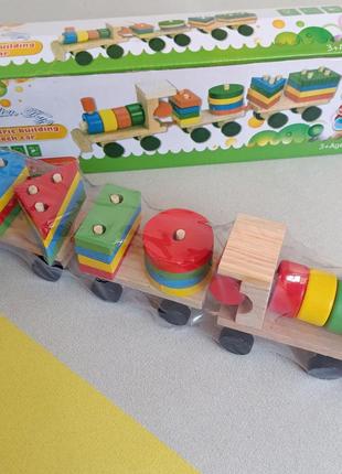 Дерев'яна іграшка кольоровий паравозик1 фото