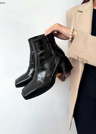 Стильные женские ботильоны с квадратным носиком лаковые