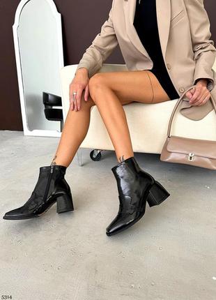 Стильные женские ботильоны с квадратным носиком лаковые