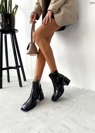 Стильные женские ботильоны с квадратным носиком лаковые