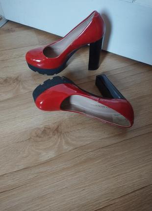 Туфли красные под лак