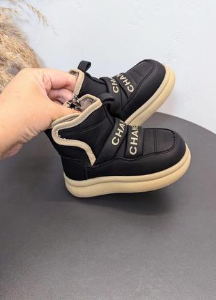 Стильні зимові черевики для дівчаток.