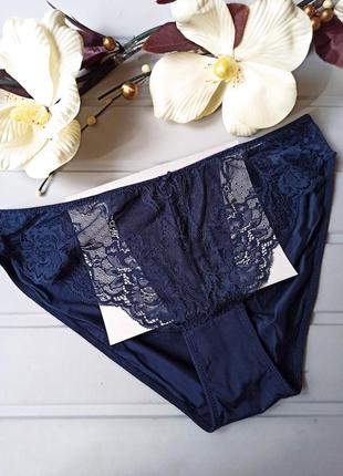 Красивые трусики с кружевным передом и гладкой попой