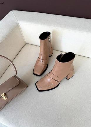 Лаковые женские ботильоны на флисе цвет латте