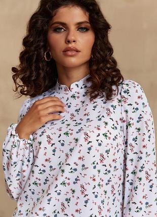 Блуза со стойкой софт принт оранжево-фрезовые цветы на молочном l