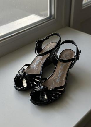 Босоніжки на платформі туфлі лаковані чорні в школу сандалі шнурівка