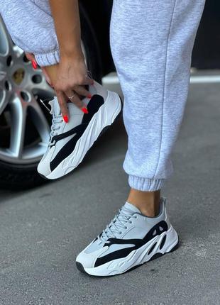 Кроссовки женские