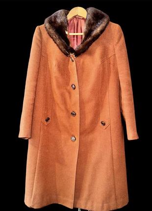 Р. 44-46/s-m женское демисезонное пальто коричневого цвета с натуральным меховым воротником