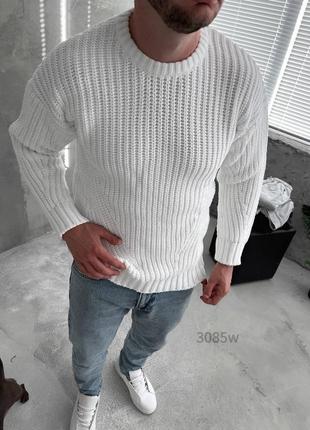 Белый стильный мужской оверсайз свитер