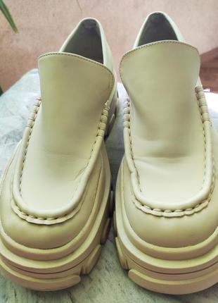 Туфлі жіночі. лофери. на високій підошві. колір — беж.б/у