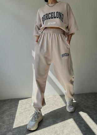 Костюм спортивный брючный с накатом с надписями чикаго серый чёрный бежевый штаны джоггеры футболка