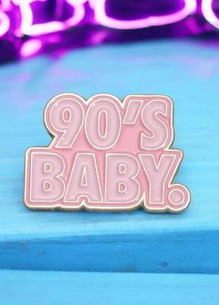 Пен на одежду с надписью: "90s babe". аксессуар