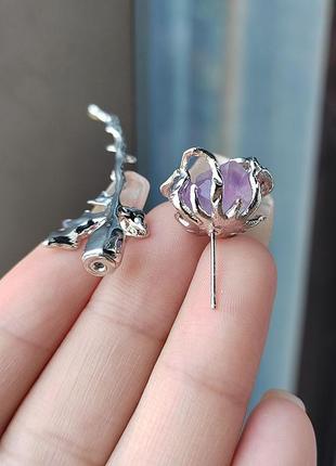 Масивні сріблясті сережки троянди із камінням бузкового кольору4 фото