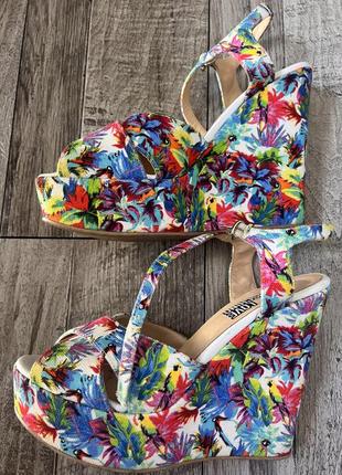 Босоножки love moschino