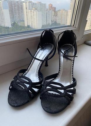 Босоножки на шпильке