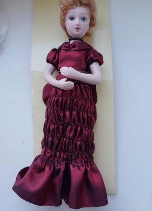 Фарфоровая кукла