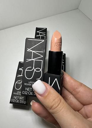 Помада від nars